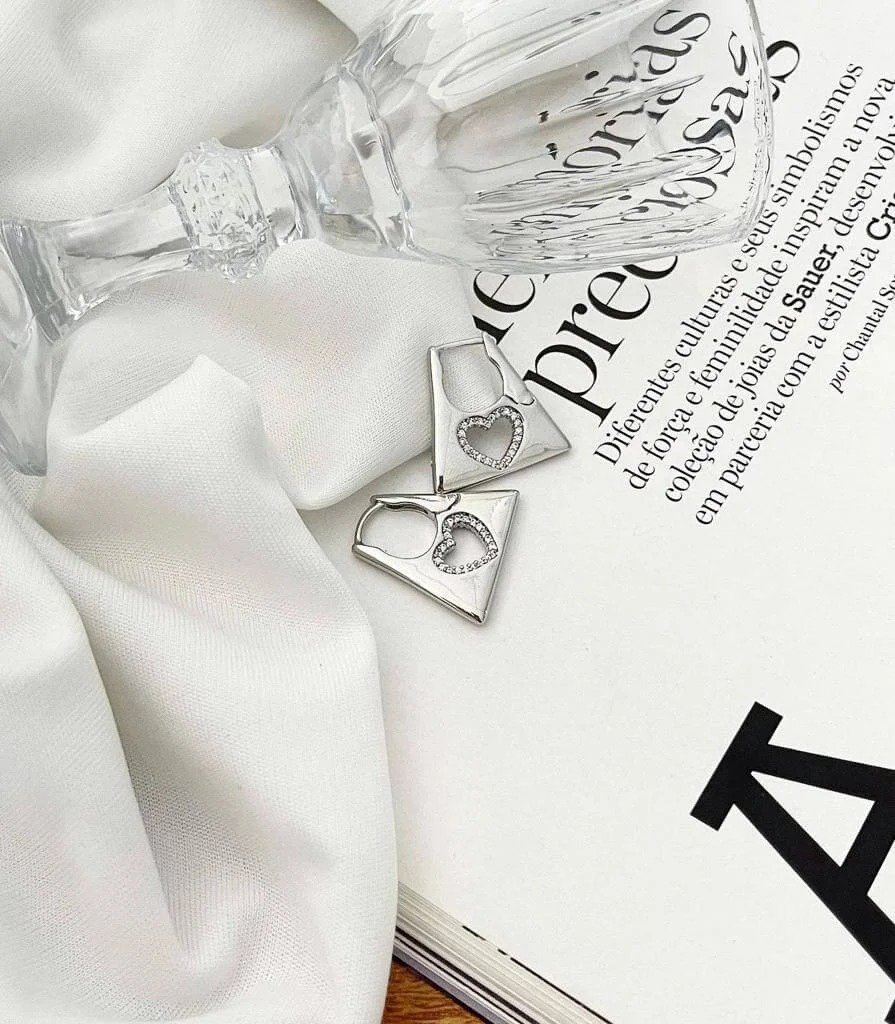 Argola Bolsa Coração Cravejado com Zircônia Vazado