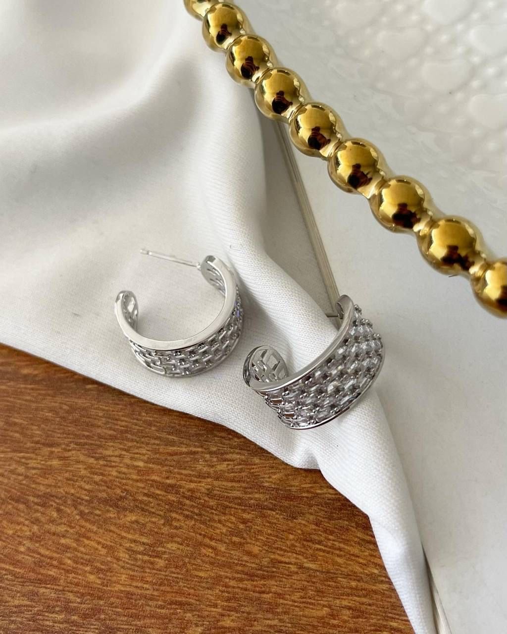 Argola Cravejada com Zirconia Folheada a Prata