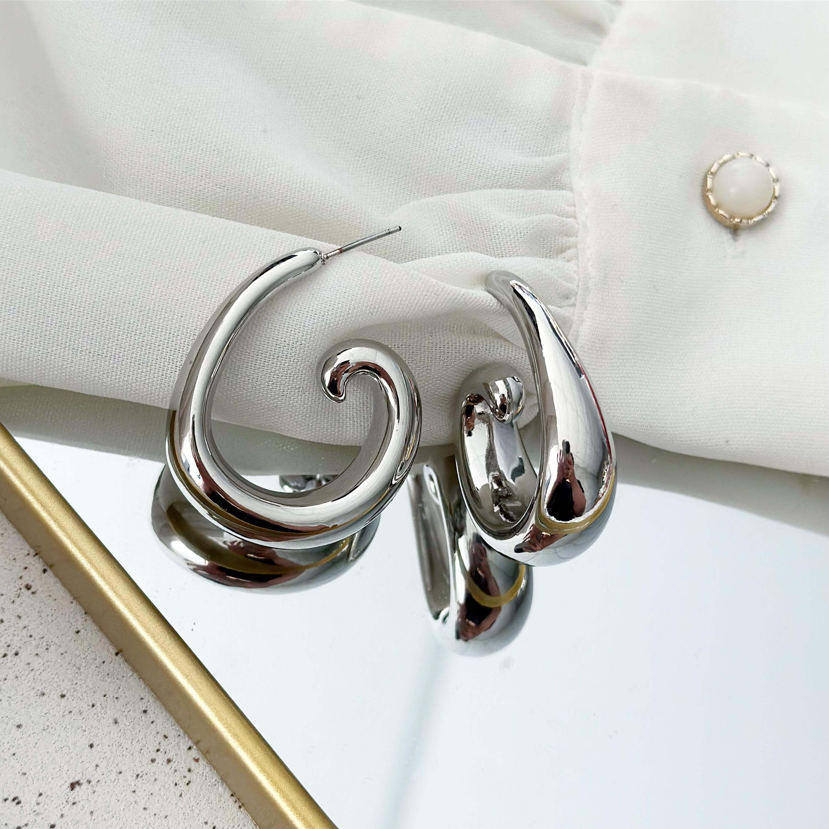 Argola Folheada a Prata Curvada