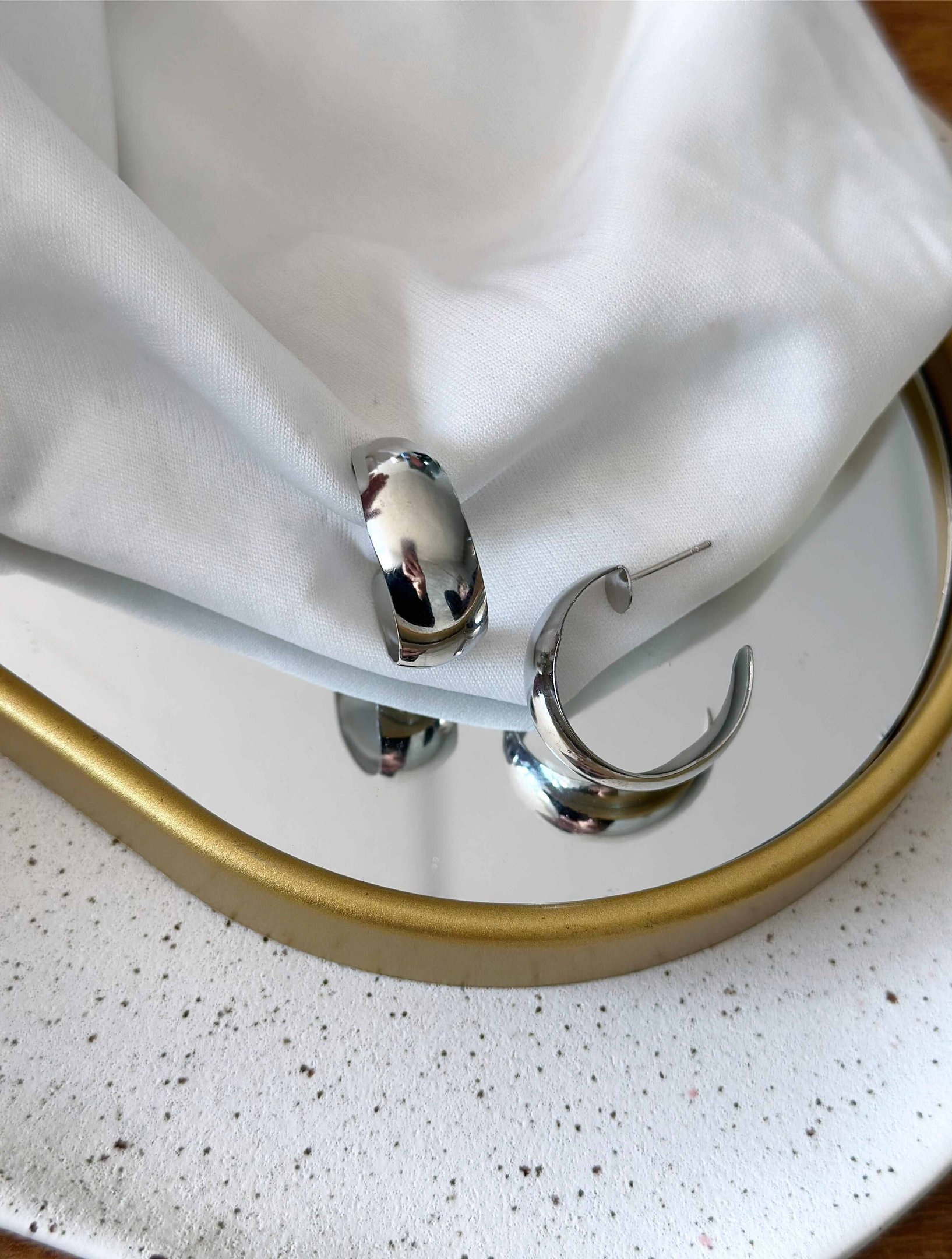 Argola Folheada a Prata Lisa Curvada