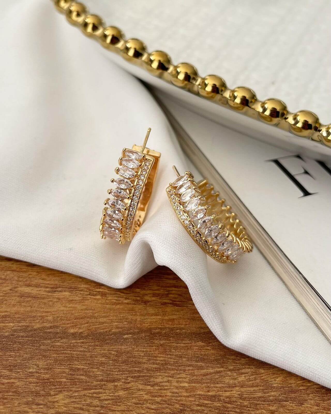 Argola Folheada com Zirconias em Gota Cravejada