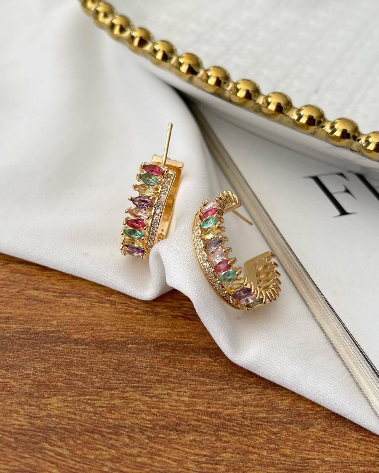 Argola Folheada com Zirconias em Gota Cravejada