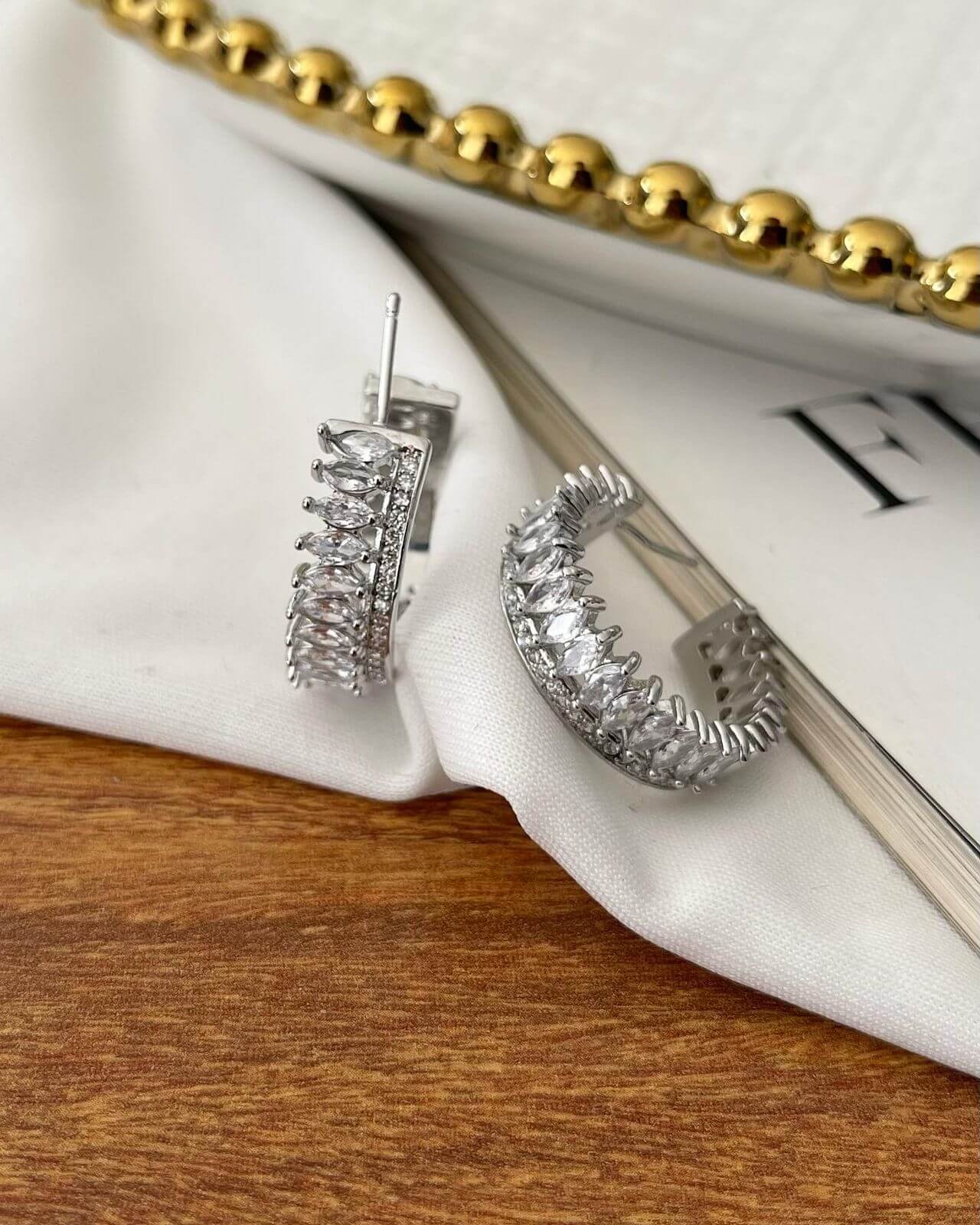 Argola Folheada com Zirconias em Gota Cravejada