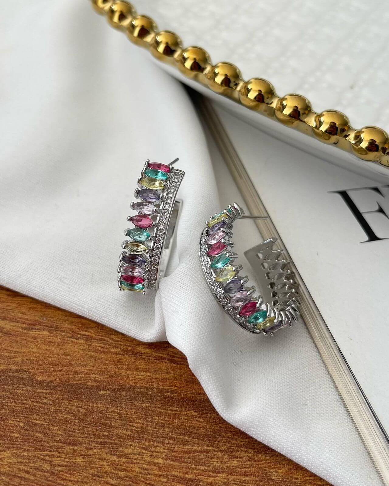 Argola Folheada com Zirconias em Gota Cravejada