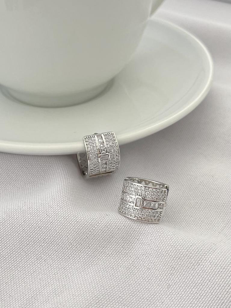 Argola Folheada Cravejada Com Mini Zircônias