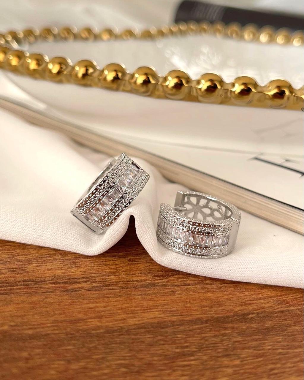 Argola Folheada Cravejada Com Mini Zircônias