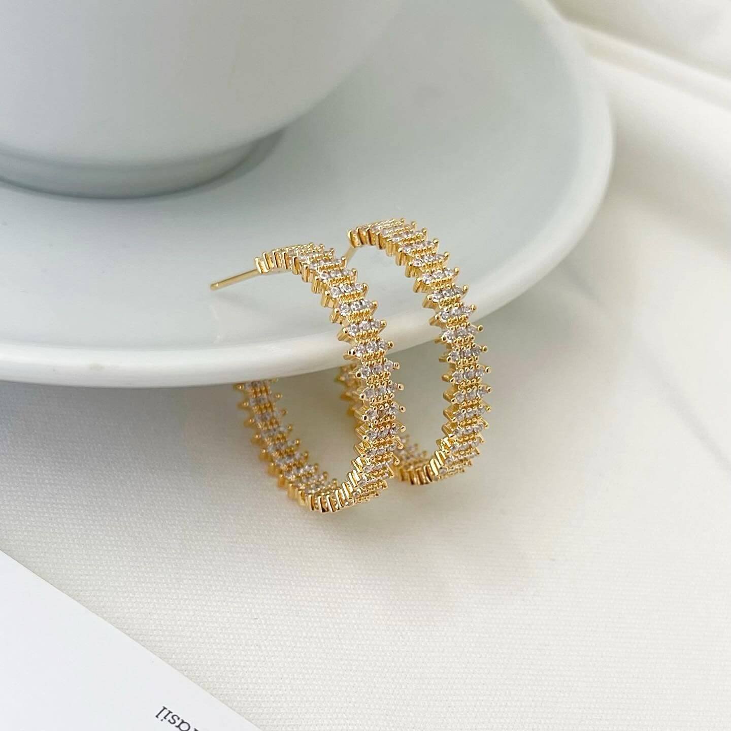 Argola Folheada Desenhada com Mini Strass