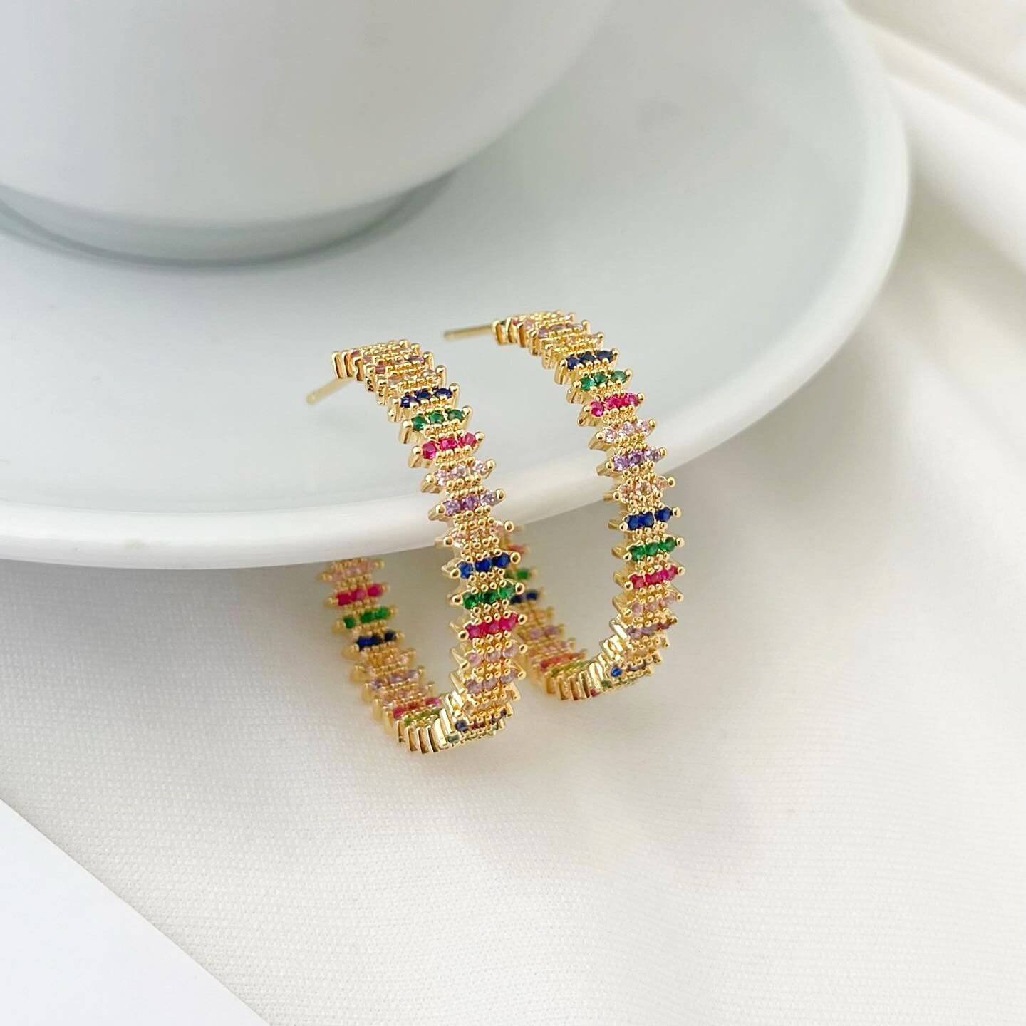 Argola Folheada Desenhada com Mini Strass