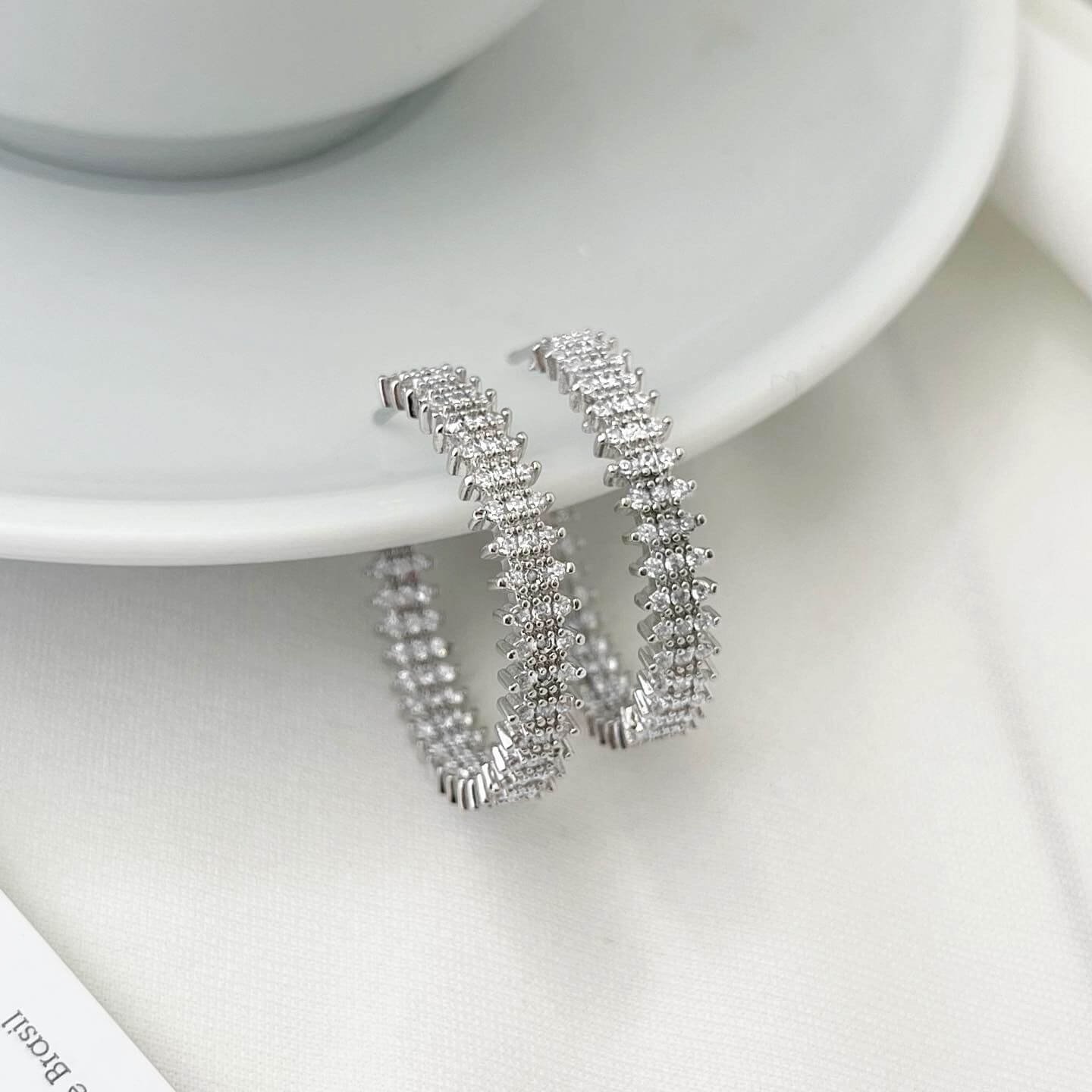 Argola Folheada Desenhada com Mini Strass