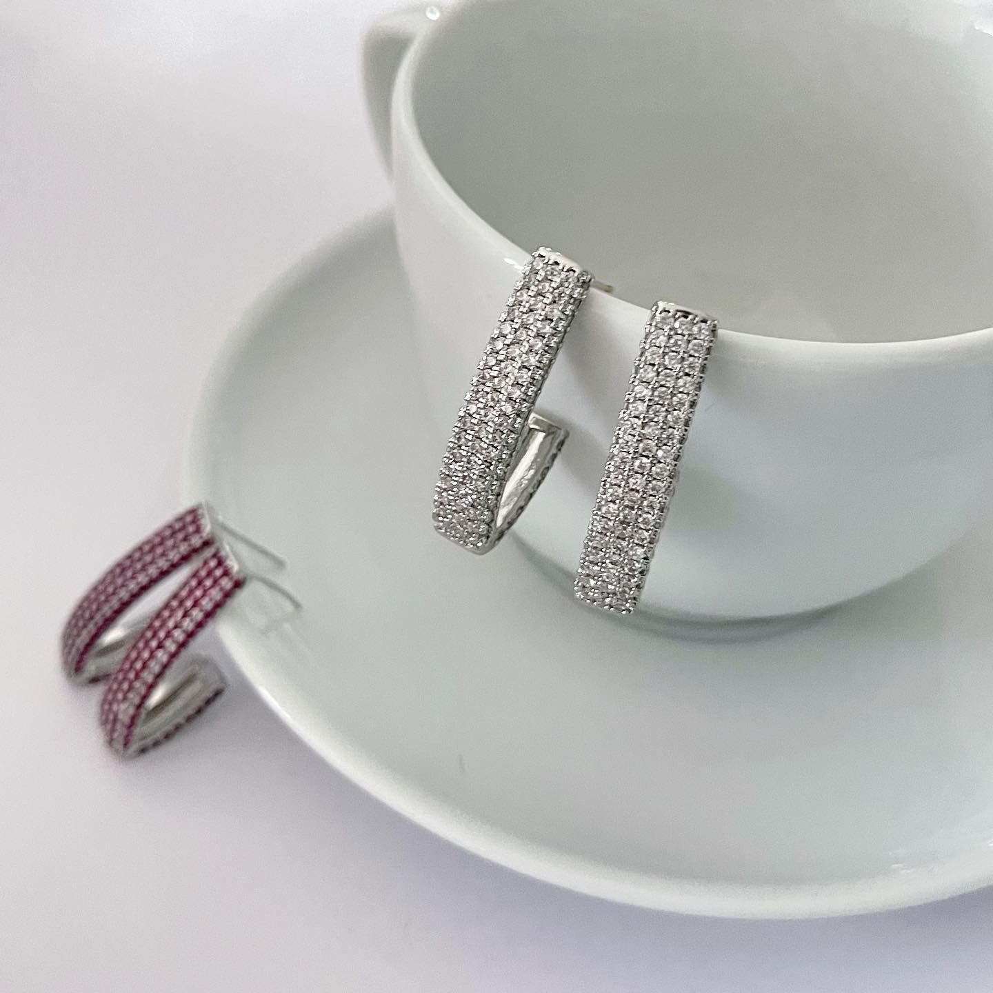 Argola Folheada Prata Gancho Médio Cravejado Cristal