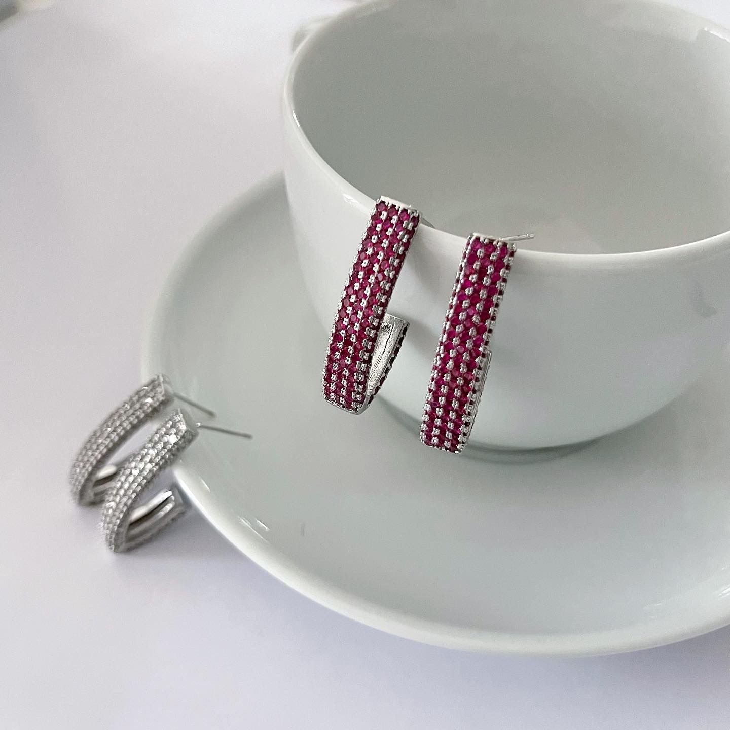 Argola Folheada Prata Gancho Médio Cravejado Rosa