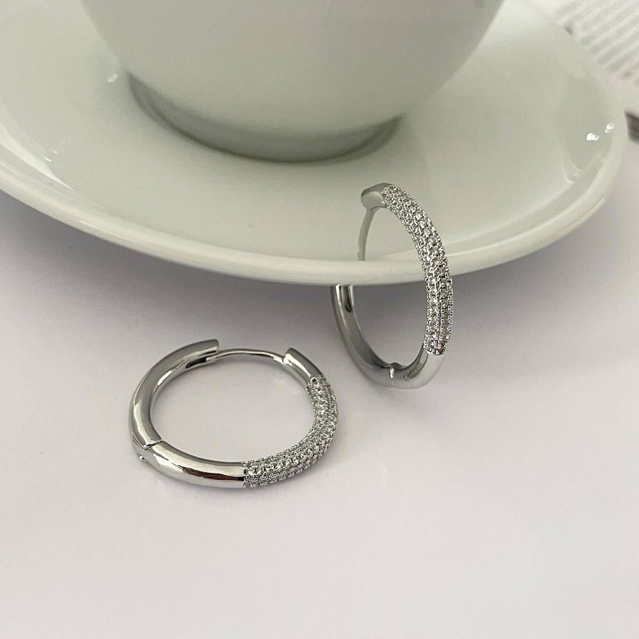 Argola Folheada Prata Média Meio Cravejada com Zircônias Cristal