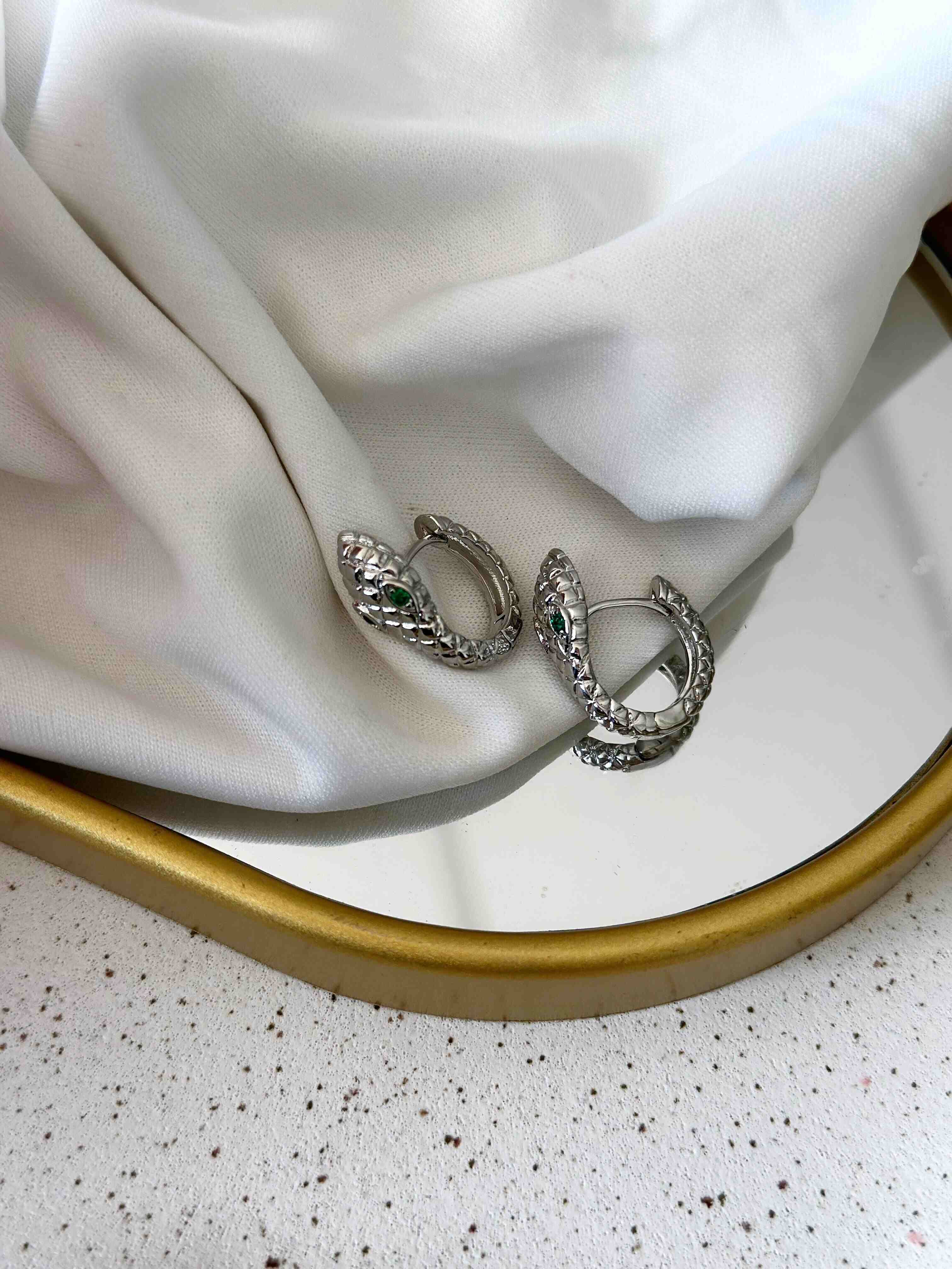 Argolinha Folheada Prata Cobra Detalhada com Olho Zircônia Verde