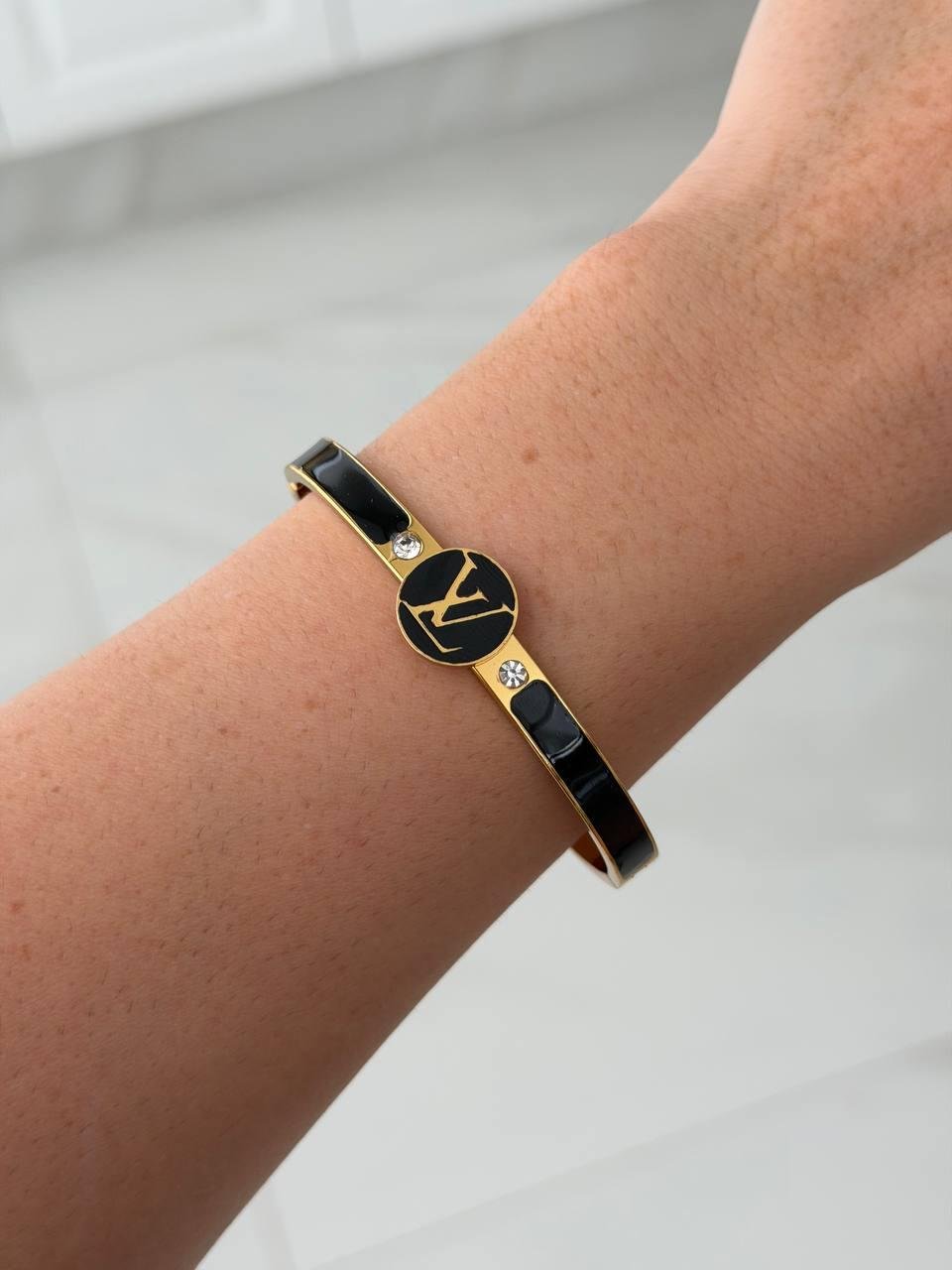 Bracelete Aço Inoxidável Dourado Inspiração Lv Preto