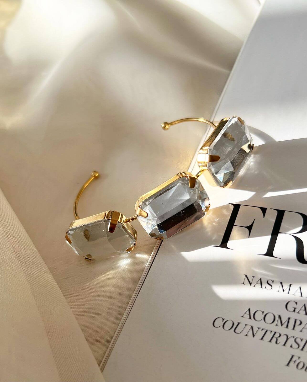 Bracelete Folheado Dourado Trio de Pedras de Chaton