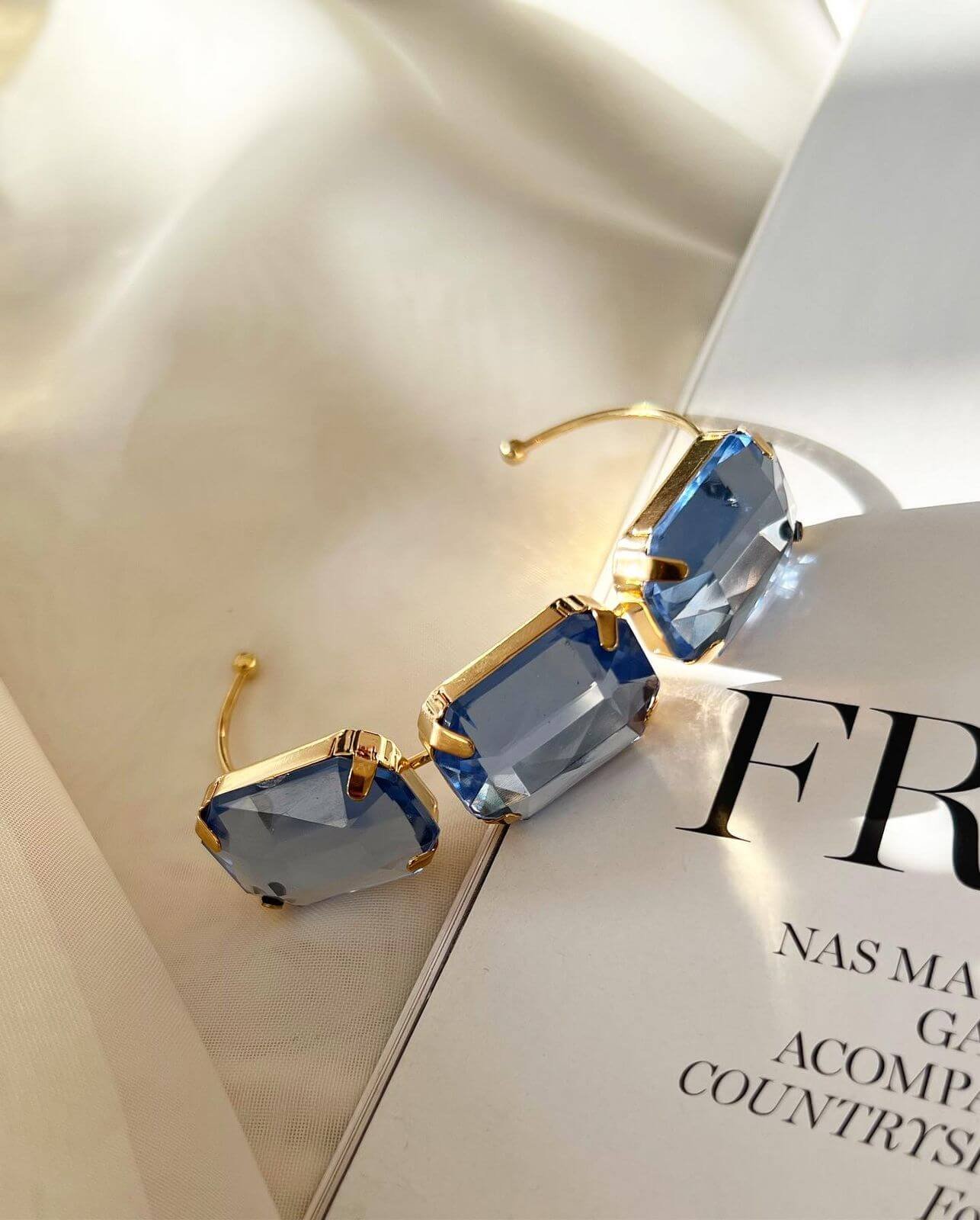 Bracelete Folheado Dourado Trio de Pedras de Chaton