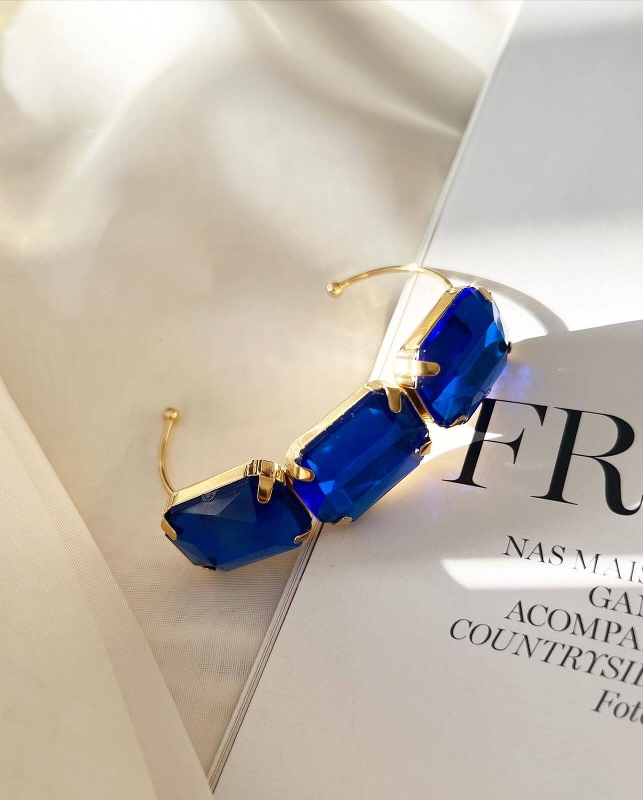 Bracelete Folheado Dourado Trio de Pedras de Chaton