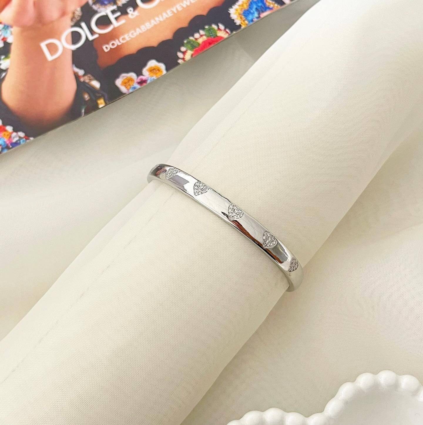 Bracelete Folheado Premium Prata Corações Cravejados