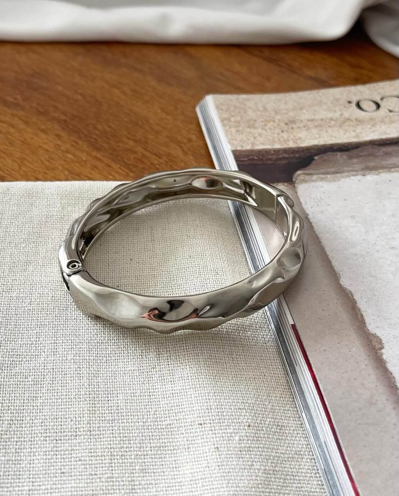 Bracelete Semijoia Martelado Ródio Branco