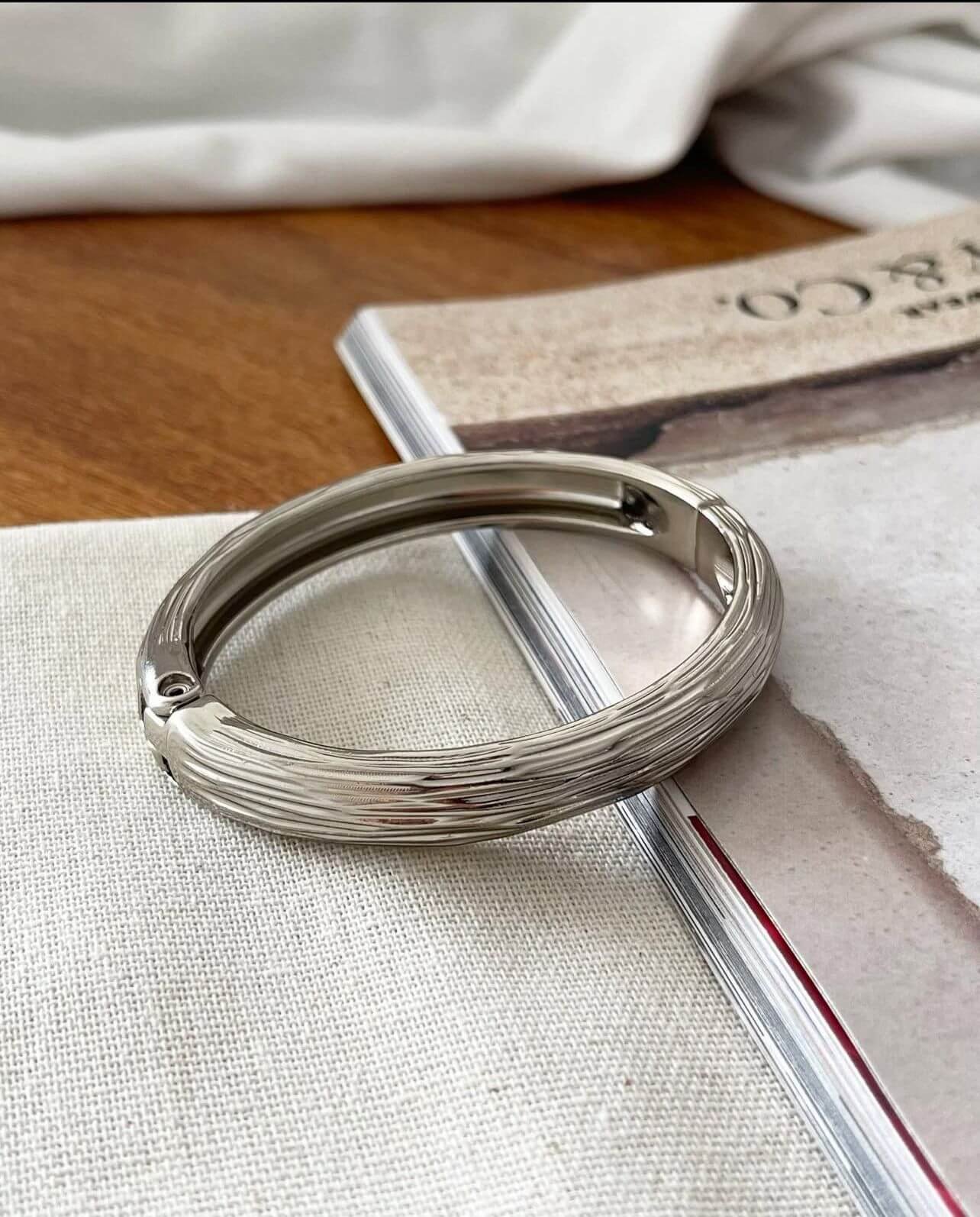 Bracelete Semijoia Riscado Ródio Branco