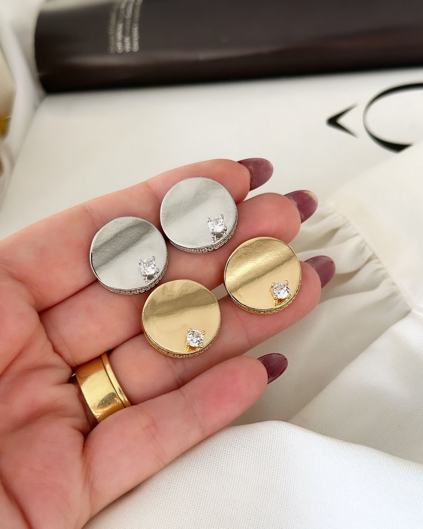 Brinco Folheado a Ouro 18K Círculo Martelado Liso Ponto de Luz