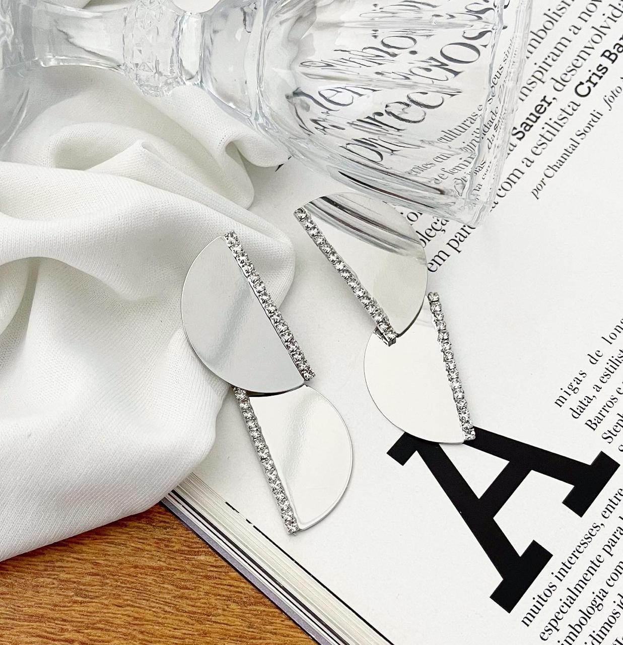 Brinco Folheado a Ouro 18K e Prata Com Fileira de Strass