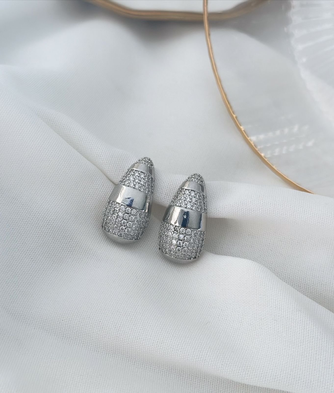 Brinco Folheado a Ouro 18K e Prata Côncavo com Zircônia