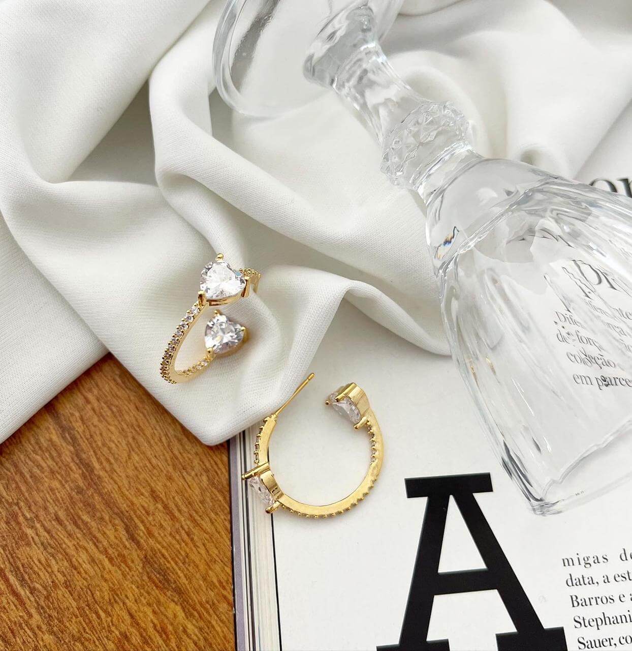 Brinco Folheado a Ouro 18K e Prata Duo Coração Cravejado Zircônia