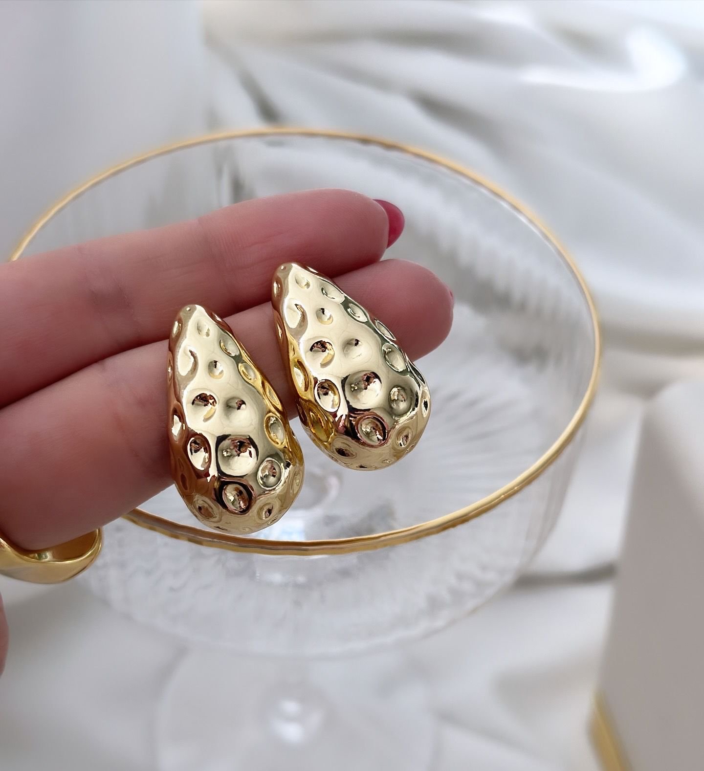 Brinco Folheado a Ouro 18K Gota com Cavidade