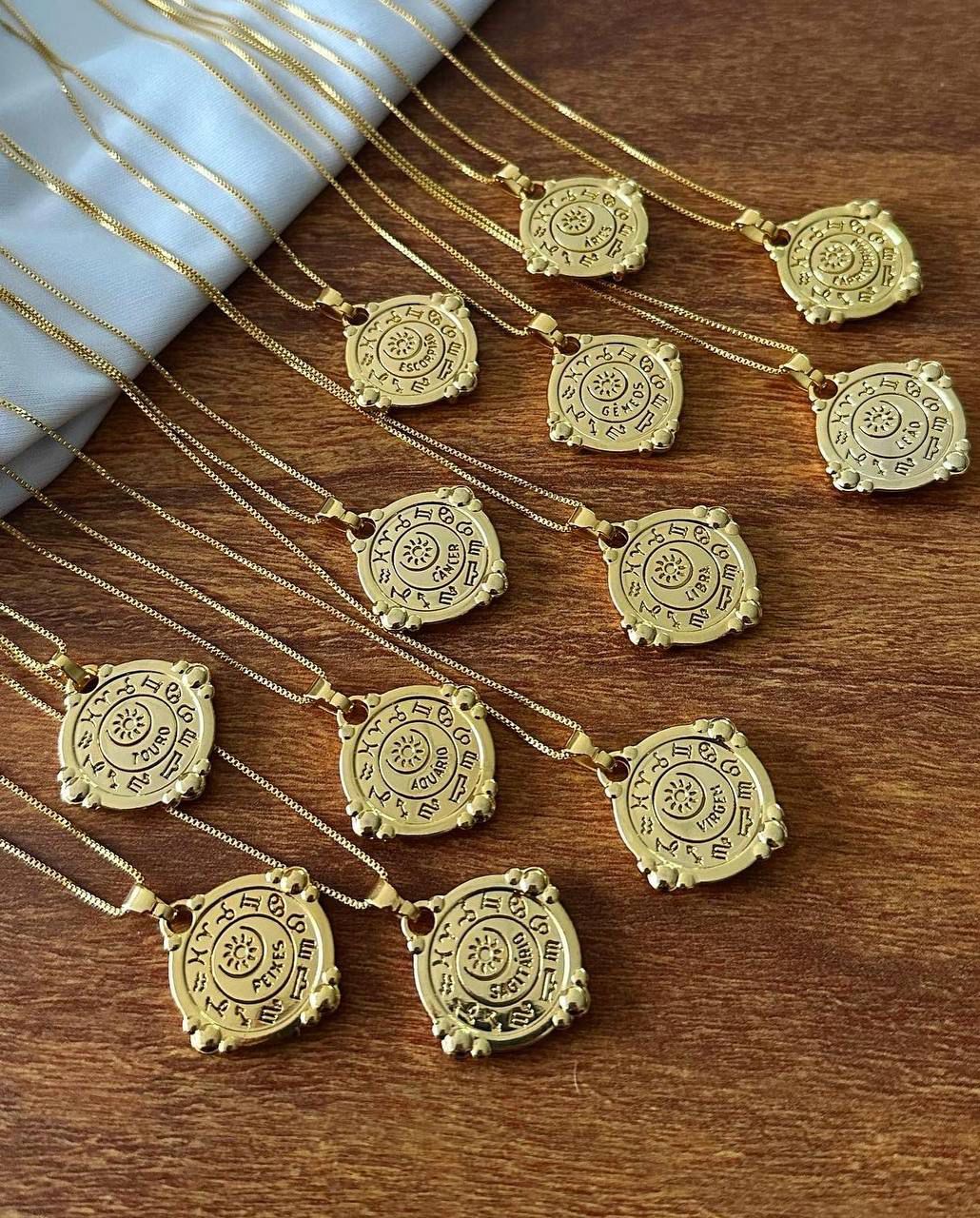 Colar Folheado a Ouro18K Pingente Semijoia Signo Capricornio