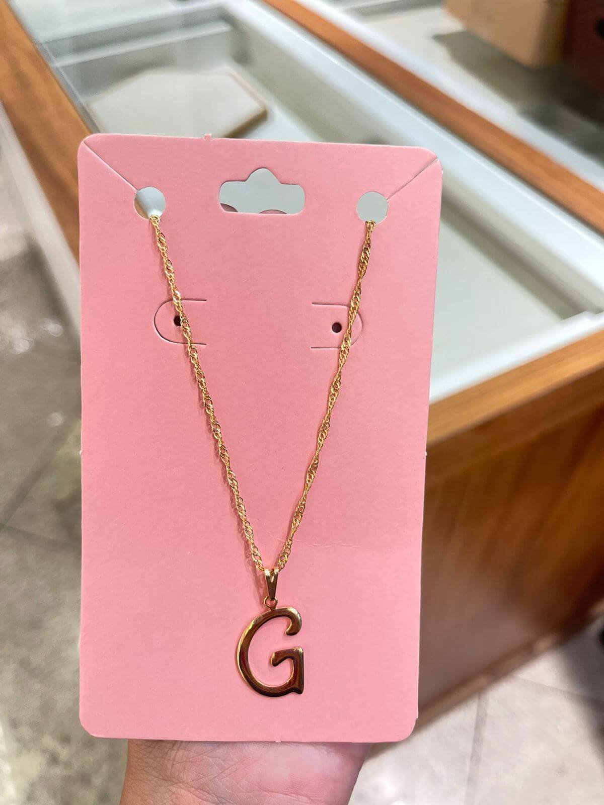 Colar Folheado Dourado Letra G Desenhada
