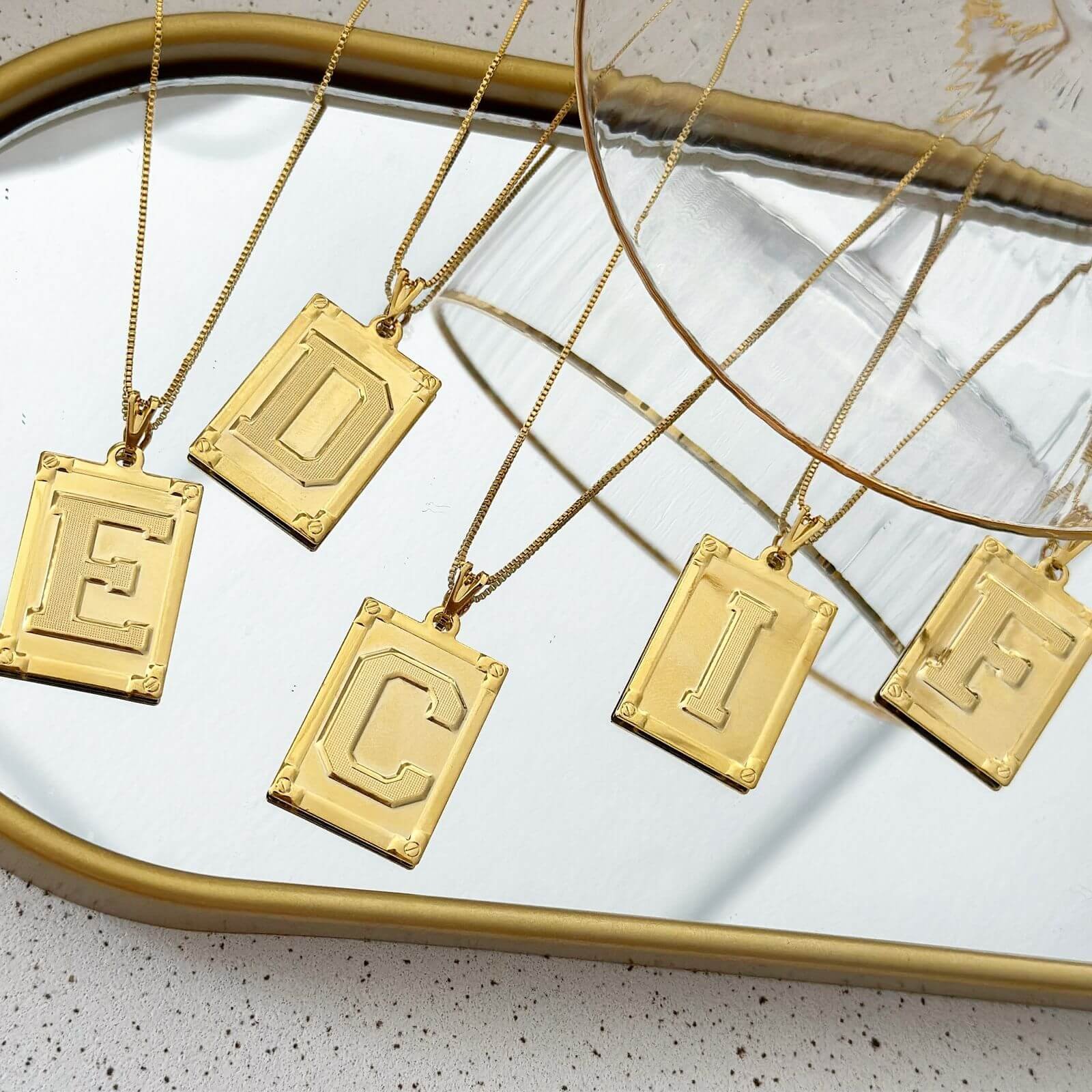 Colar Folheado Dourado Placa Inicial