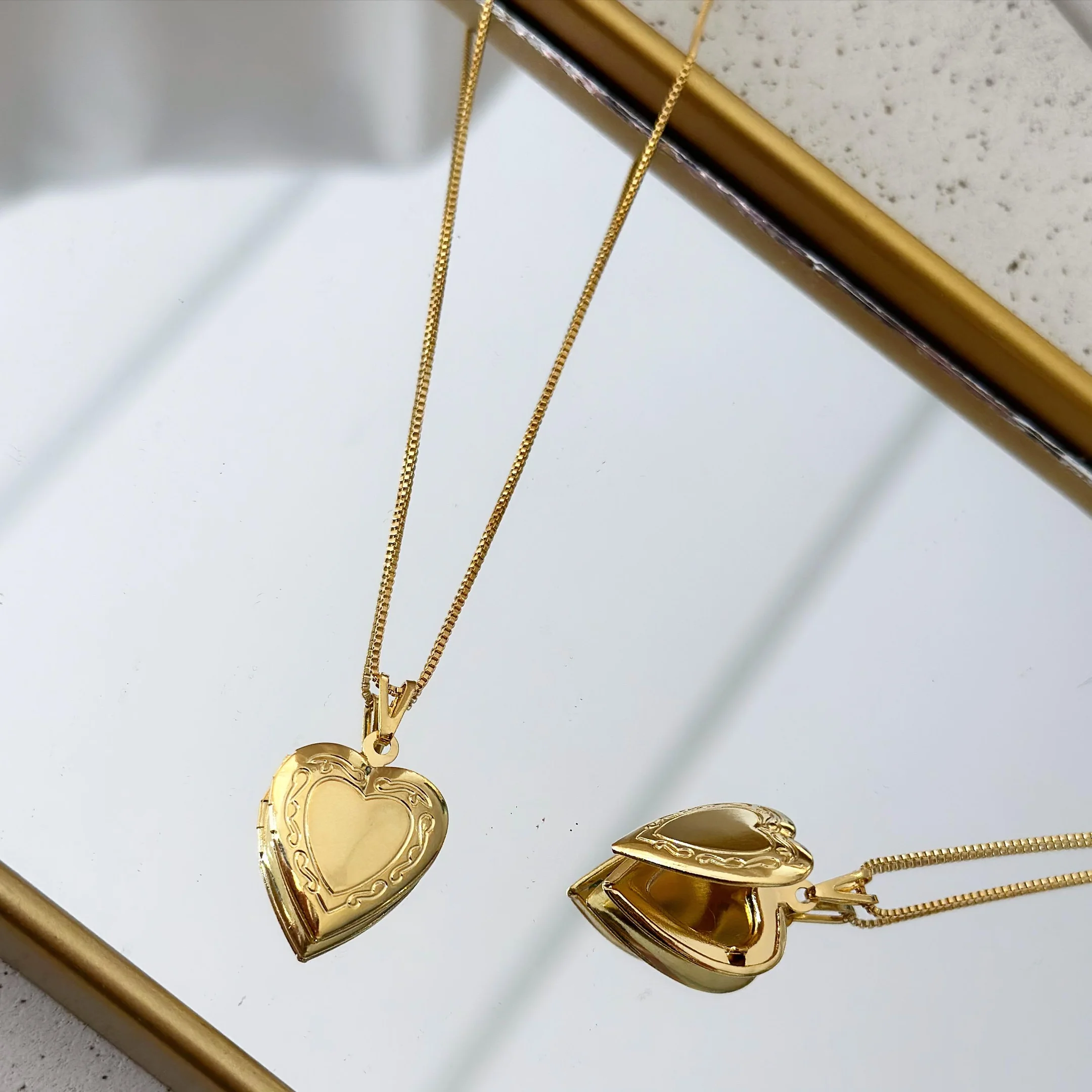 Relicário Folheado a Ouro 18K Coração Detalhado